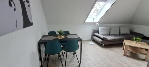 吕本Spreewälder Ferienpension的客厅配有桌椅和沙发