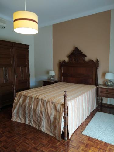 奎恩塔杜安乔Casa da Adega的一间卧室设有一张大床和两个床头柜