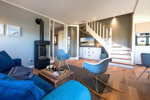 斯匹科罗格Meersalz的客厅设有蓝色的沙发和楼梯。