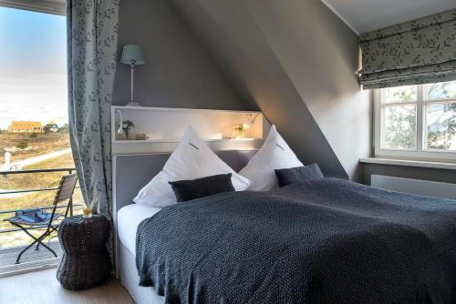 斯匹科罗格Meersalz的卧室配有带枕头的床铺和窗户。