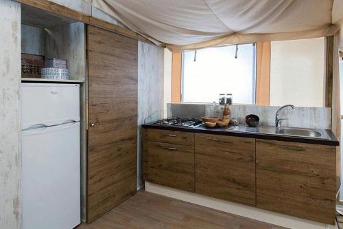 安曼Zamman Amman的厨房配有白色冰箱和水槽
