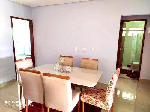 阿纳波利斯Casa linda的一间配备有白色桌椅的用餐室