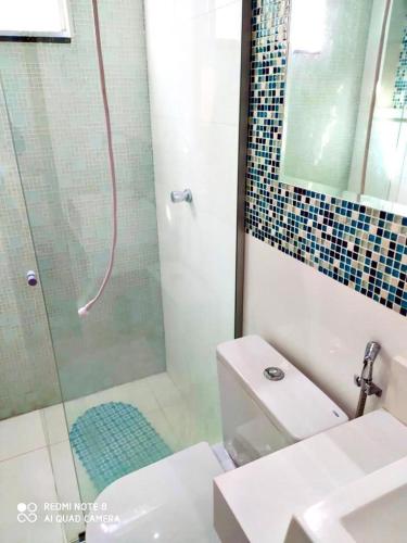 阿纳波利斯Casa linda的带淋浴、卫生间和盥洗盆的浴室