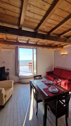 利沃诺Cala Dei Mori的客厅配有红色的沙发和桌子