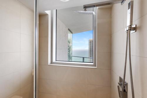 好莱坞High Floor Corner 2 BDR in Hyde Resort的带淋浴的浴室和窗户