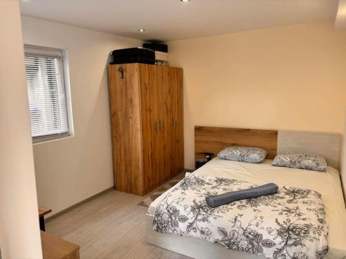 鲁塞Nice house near city center of Ruse的一间卧室配有一张床和一个木制橱柜