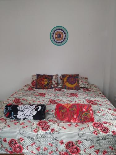 帕尔梅拉斯Hostel do Capao的一张带花卉床罩和枕头的床