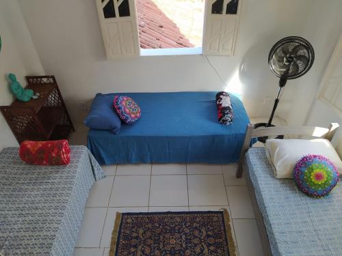 帕尔梅拉斯Hostel do Capao的客厅配有蓝色沙发和风扇