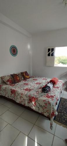 帕尔梅拉斯Hostel do Capao的一间卧室配有一张带鲜花毯子的床