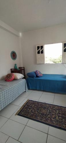 帕尔梅拉斯Hostel do Capao的一间卧室设有两张床和窗户。
