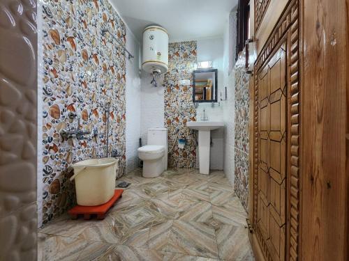 斯利那加Srinagar Group Of Hotels的一间带卫生间和水槽的浴室