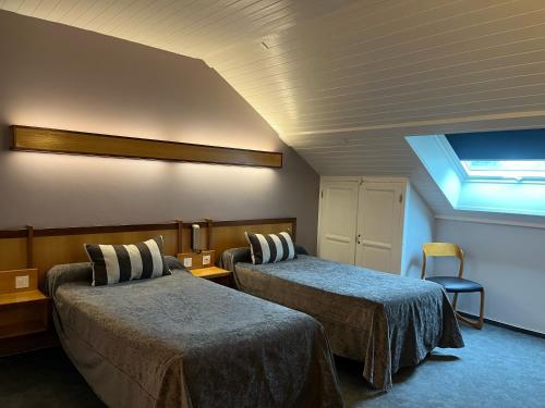 纳斯比纳勒城堡庄园酒店的酒店客房设有两张床和天窗。