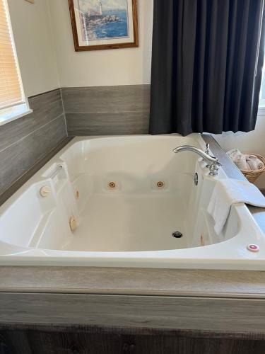 汤森港汤森港酒店的带窗户的浴室内的白色浴缸