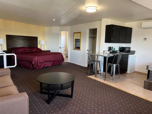 汤森港汤森港酒店的酒店客房设有床和客厅。