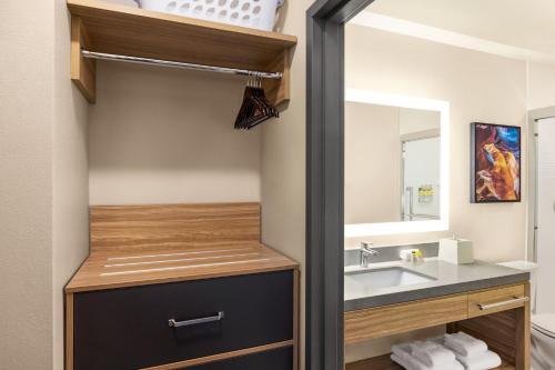 东里奇Candlewood Suites Chattanooga - East Ridge, an IHG Hotel的一间带水槽和镜子的浴室