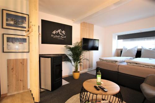 DriedorfWesterwald Apartment DRIE600的客厅配有床、沙发和桌子