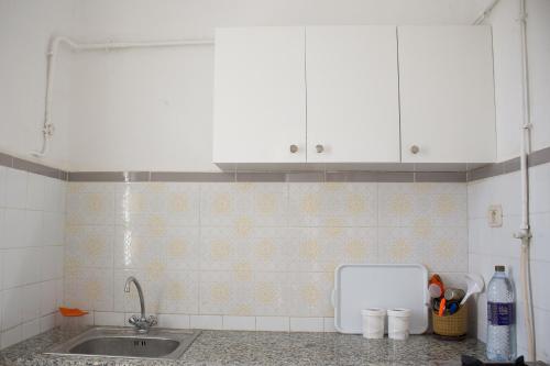 GabèsBEAU SÉJOUR hébergement et spa的厨房柜台配有水槽和白色橱柜