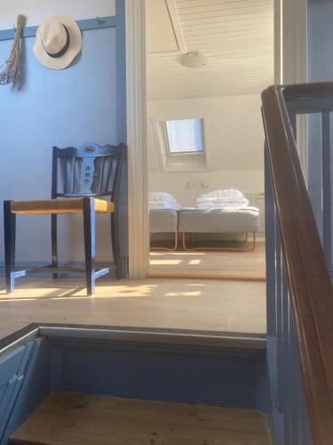 斯卡恩Skagen Bo Godt Kirkevej的客房设有带一张床和一张桌子的卧室