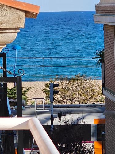 马尔格莱特德玛Hotel Blue Spot的阳台享有海景。