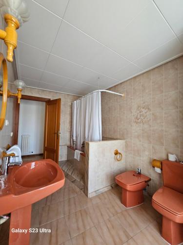 马尔格莱特德玛Hotel Blue Spot的一间带红色盥洗盆和卫生间的浴室