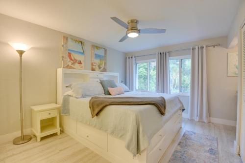 萨拉索塔Siesta Key Condo with Heated Pool Less Than 1 Mi to Beach的一间卧室设有一张大床和一个窗户。