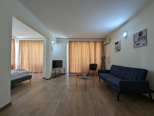 Ianet'iHotel Tsiskari的客厅配有蓝色的沙发和电视