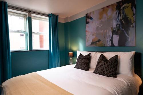谢菲尔德Turkish Baths Retreat, City Centre的卧室配有一张带两个枕头的大白色床