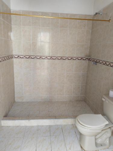 梅尔加QUINTA MARIA LUISA的一间带卫生间和淋浴的浴室