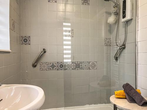 StaveleyHarris House的带淋浴和盥洗盆的浴室