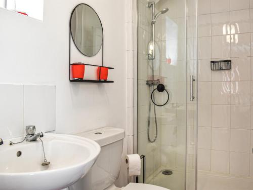 库姆马丁Roseus - Uk44706的浴室配有卫生间、盥洗盆和淋浴。