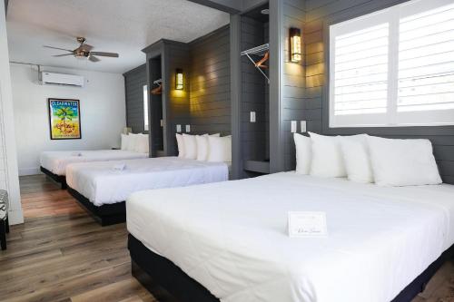 克利尔沃特Devon Shores的酒店客房设有三张床和窗户。