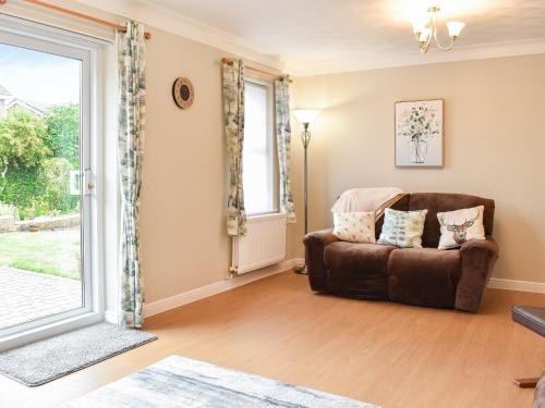 赖顿Meadowfield View的带沙发和窗户的客厅