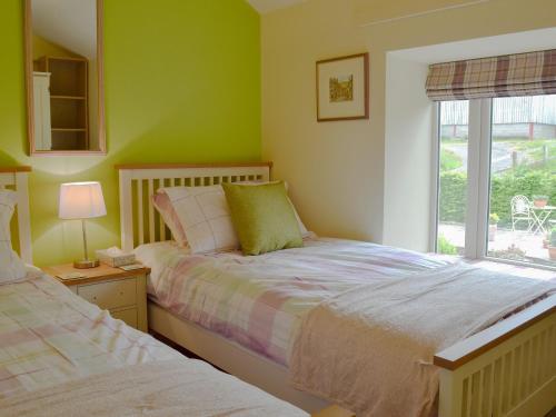 GreenfieldAlphin Apartment的一间卧室设有两张床和窗户。