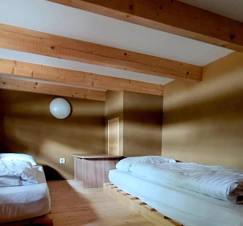 Naturcamping Brettmühlenteich的一间卧室,配有两张床