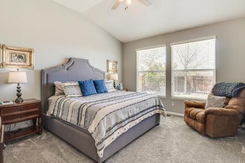 斯帕克斯Sparks Home with Fenced Yard 8 Mi to Dtwn Reno!的一间卧室配有一张床和一把椅子