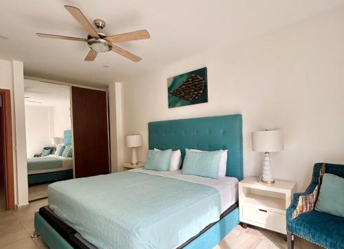 罗阿坦Habitación privada en Dixon Cove Roatan的一间卧室配有一张床和吊扇