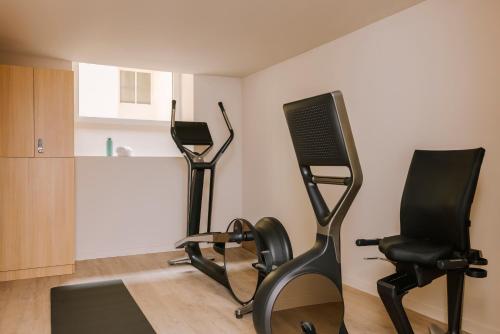 尼斯Yelo Mozart powered by Sonder的一间设有两辆健身自行车和跑步机的房间