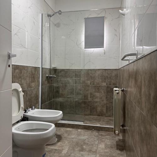 埃尔卡拉法特Femiba的浴室配有卫生间、盥洗盆和淋浴。