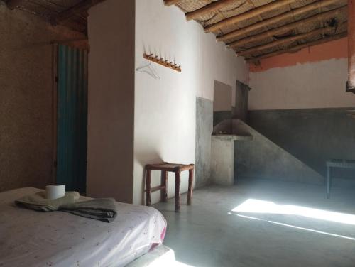 曼克拉Los Almendros de Máncora的一间卧室,卧室内配有一张床和一把椅子