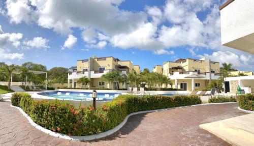 罗阿坦Villa de 2 habitaciones frente al mar Roatán的度假村内带游泳池的别墅