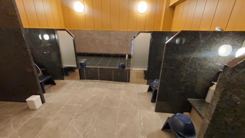 高知Tourist Inn Kochi的浴室设有2个卫生间和1个地板。