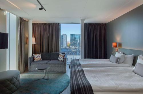 斯德哥尔摩斯堪迪克的酒店客房,设有两张床和一张沙发