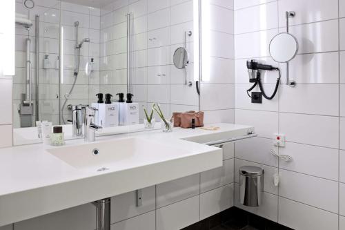 斯德哥尔摩斯堪迪克的白色的浴室设有水槽和镜子