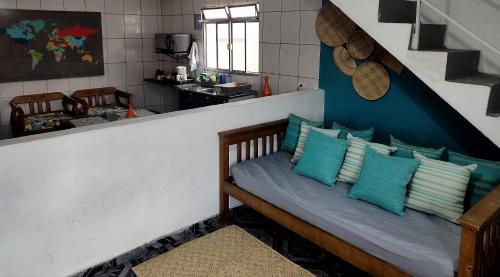 瓜鲁柳斯AEROHOSTEL Brasil的厨房里配有枕头的长凳