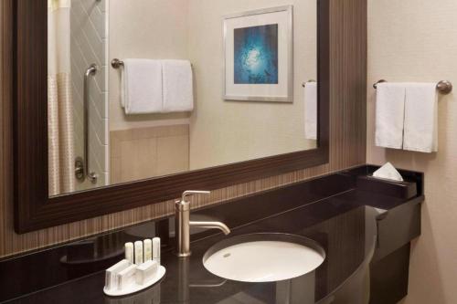 旧金山渔人码头万豪万怡酒店的一间带水槽和镜子的浴室