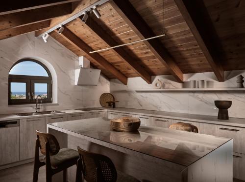 扎金索斯镇Vis di Vardi Luxury Estate的一间厨房,在房间内有一个大型大理石岛