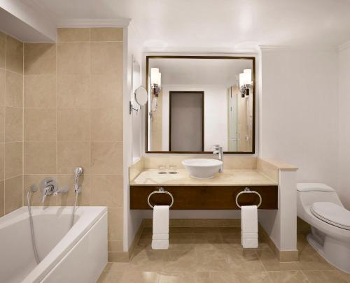 塔穆宁关岛威斯汀度假酒店的一间带水槽、浴缸和卫生间的浴室