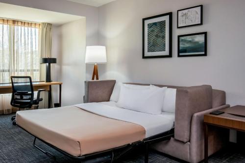 伯明翰伯明翰市中心UAB万豪原住客栈的配有一张床和一张书桌的酒店客房