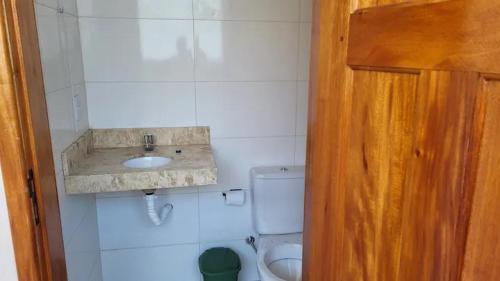 伊列乌斯Apartamento a 50 m aeroporto de Ilhéus的一间带水槽和卫生间的浴室