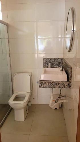 伊列乌斯Apartamento a 50 m aeroporto de Ilhéus的白色的浴室设有卫生间和水槽。